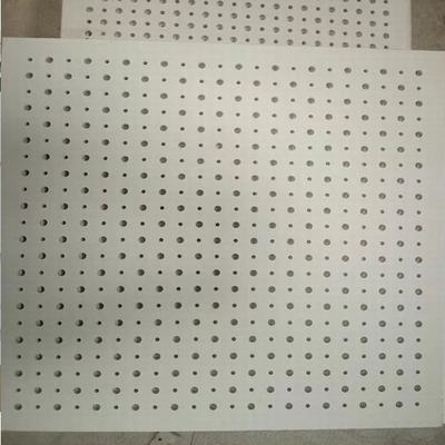 壁の表面と裏側を覆う紙の葉巻と偽りの天井タイル