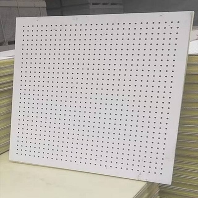 壁の表面と裏側を覆う紙の葉巻と偽りの天井タイル
