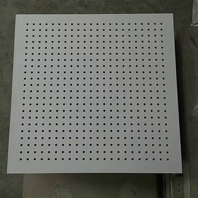 壁の表面と裏側を覆う紙の葉巻と偽りの天井タイル