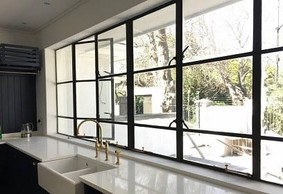 音 隔断 の 鋼製 の 窓 と ドア を 用い て 穏やか で 静かな 環境 を 享受 する