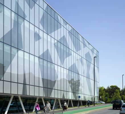 エネルギー効率の良いガラスカーテンウォールのファサードシステム